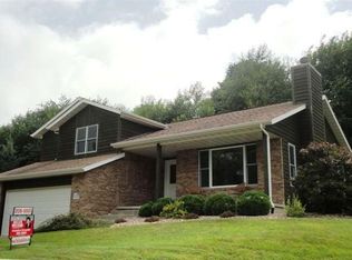 1926 Quail Hollow Rd, Pekin, IL 61554