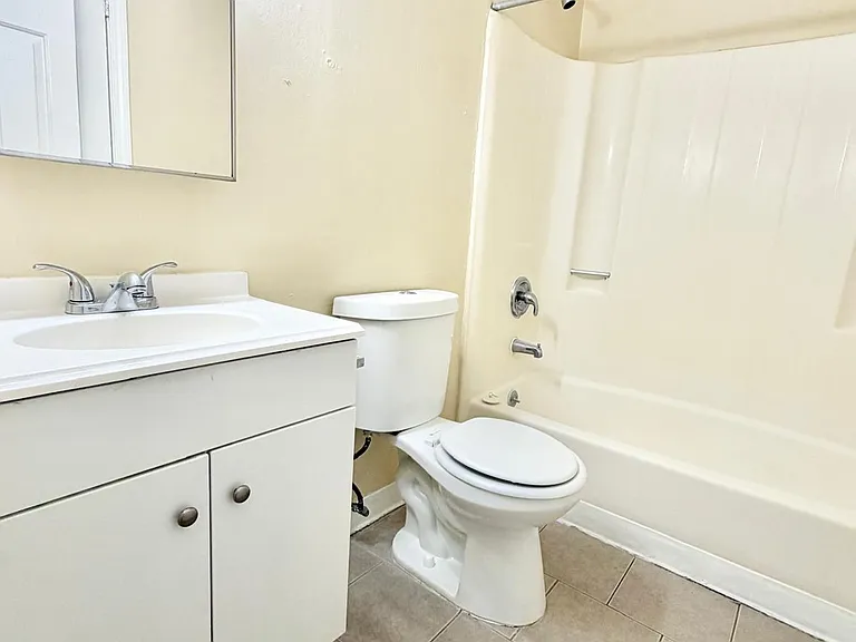 138 Hallock Ave #2R — Photo 6