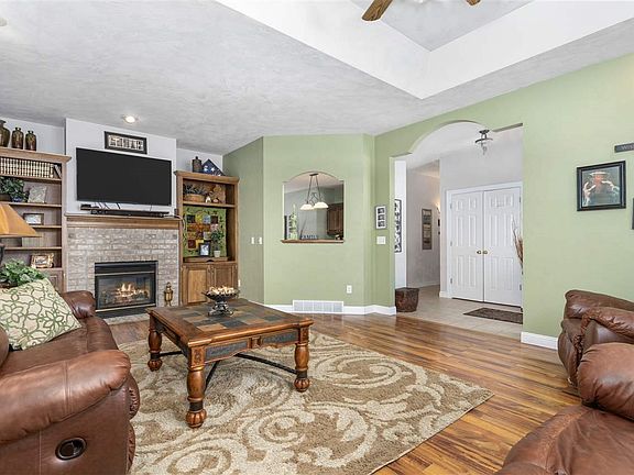 5th image of 403 N Pine Grove Ln