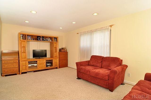 1st image of 31 Fieldstone Dr