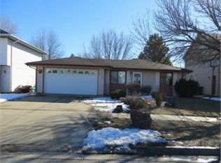 541 Lakeshore Dr, Lincoln, NE 68528