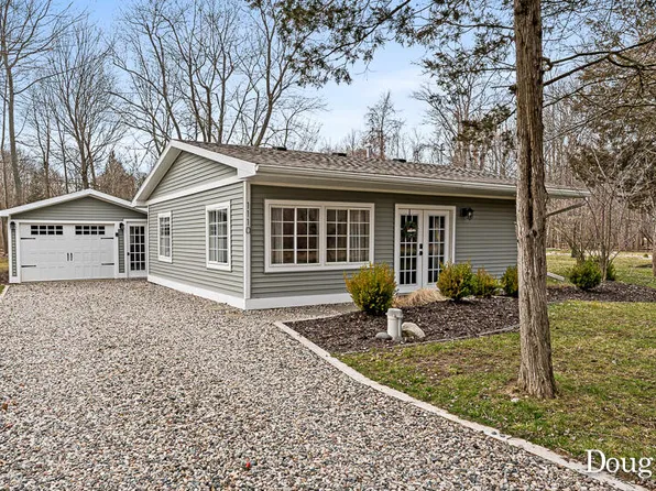 1110 Golfmere Dr, South Haven, MI 49090
