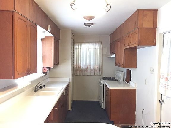 3rd image of 102 Mountain Valley St