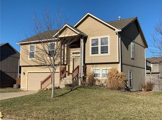 976 E Oak Crest Dr, Gardner, KS 66030
