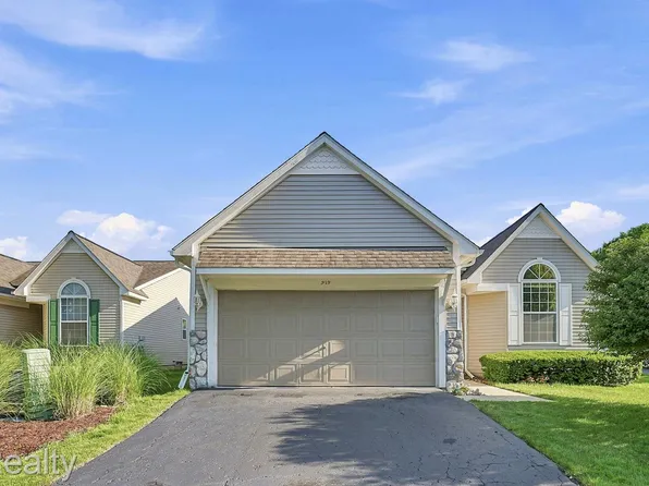 919 Rikki Ann Ct, Wixom, MI 48393