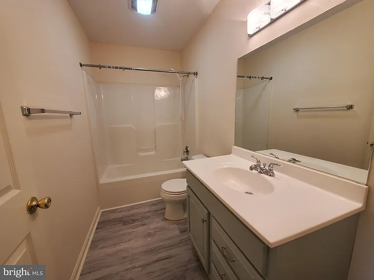 218 E North St — Photo 11