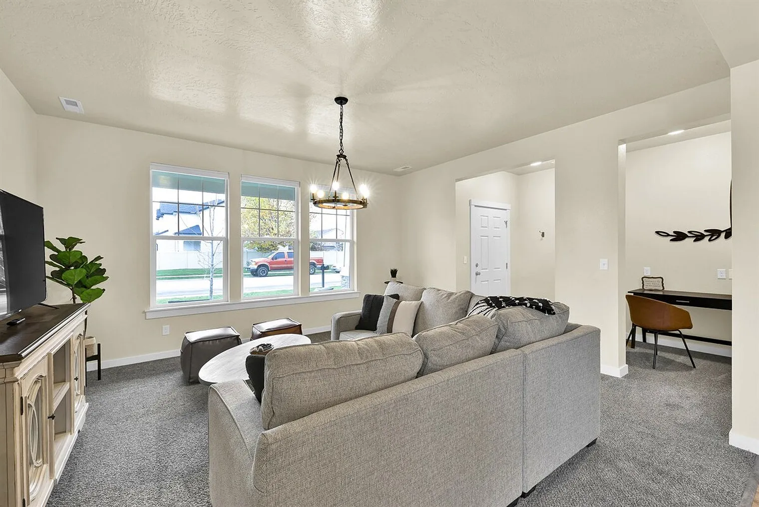 3 bed, 2.5 bath, 1700 sqft, $6,629 — Photo 3