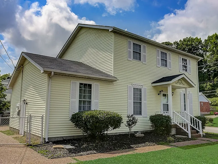 200 Retreat Ct W — Photo 2