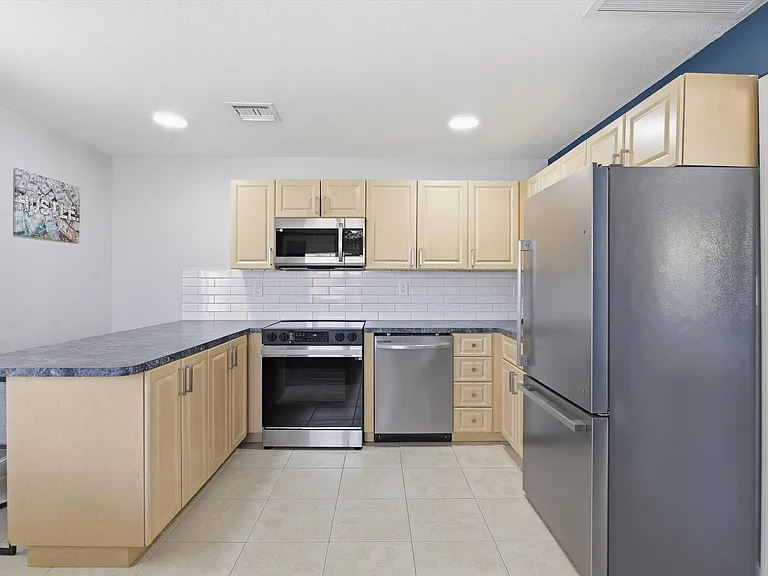 1301 NE 16th Ter #5 — Photo 3