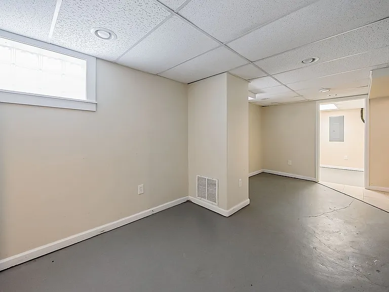 358 S Marshall St — Photo 28