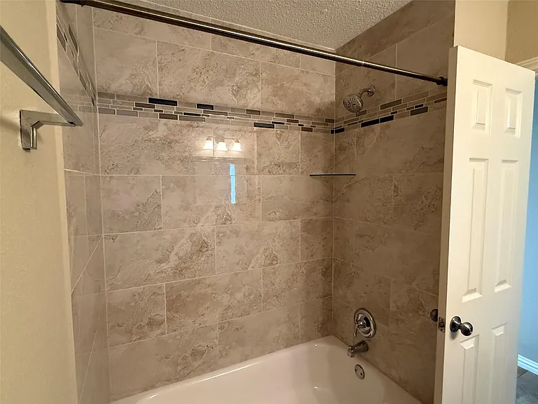 2806 Great Lakes Ave — Photo 12