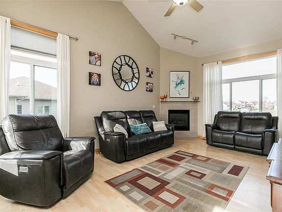 5th image of 320 Broadmoor Pl