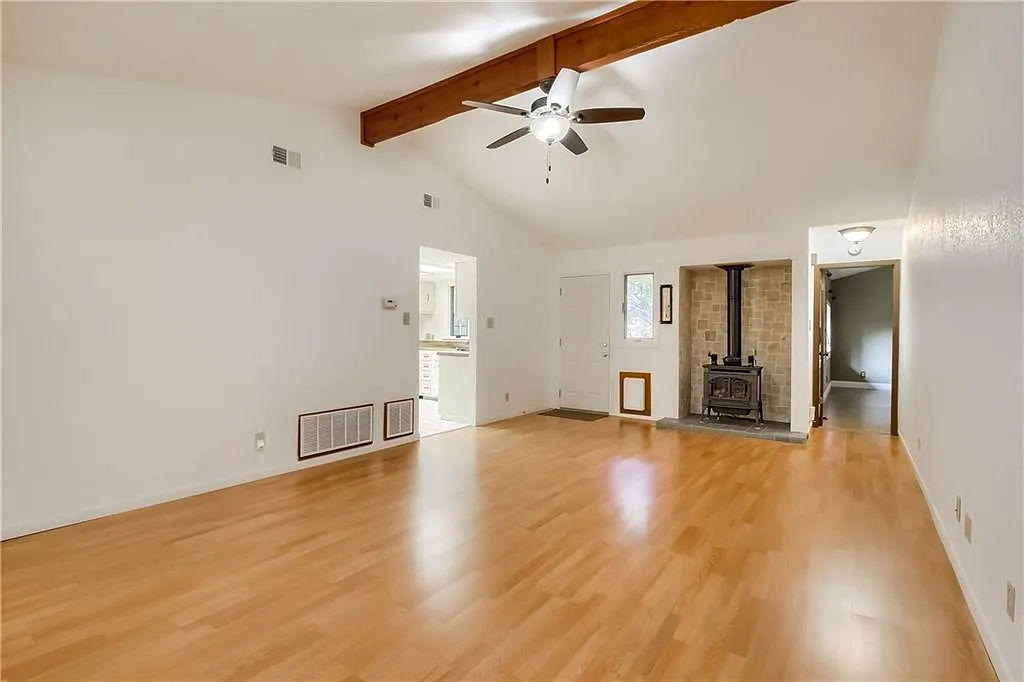 3 bed, 1353 sqft, $2,200 — Photo 2