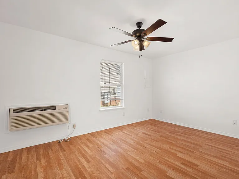 Flat Rock Creek Apartments — Photo 33