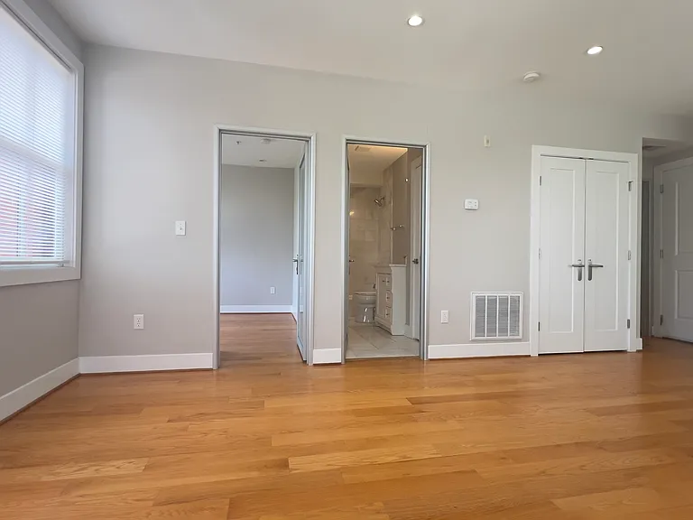 1209 G St SE #8 — Photo 14