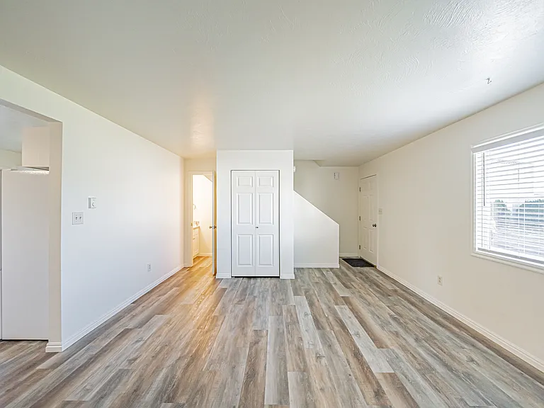 2022 W Broadway St #2022 — Photo 4