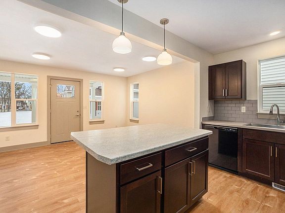 4th image of 2098 Linden Ave SE