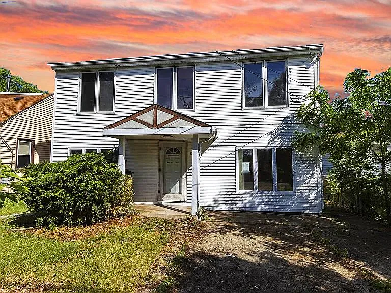 130 E Clarendon Dr