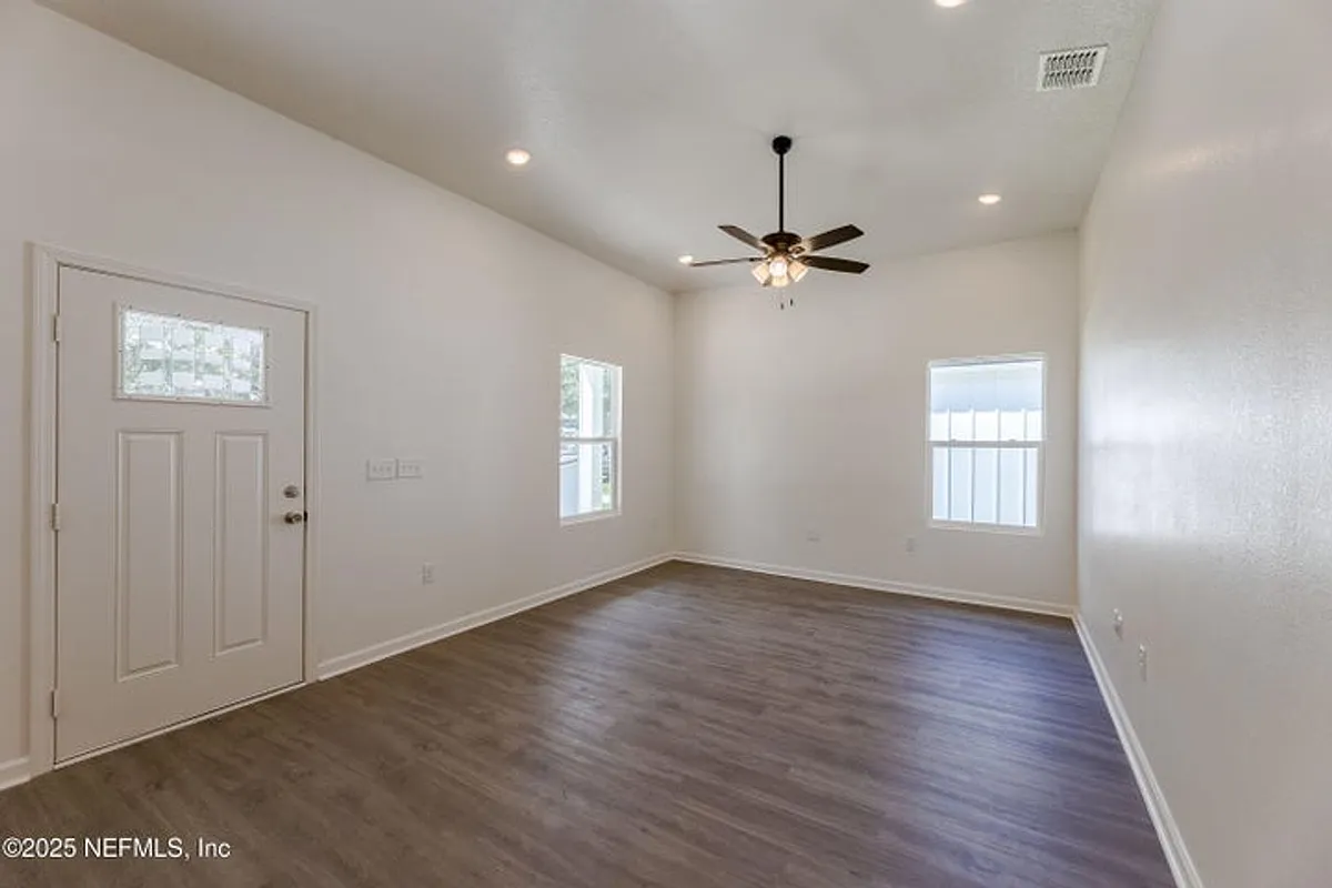 Building Photo - 8123 Siskin Ave