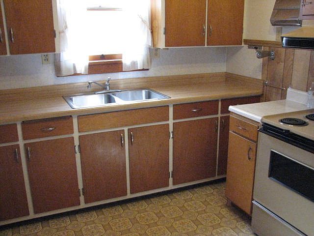 2nd image of 1006 W Charles St