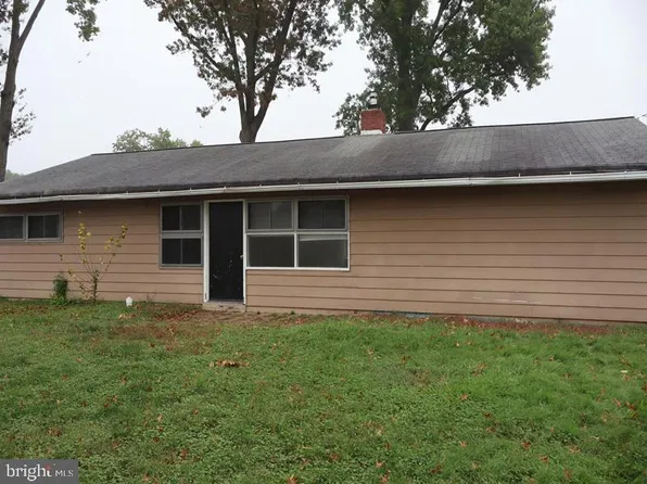 29 Tall Pine Ln, Levittown, PA 19054