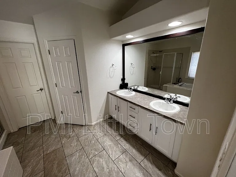 24646 E Florida Ave — Photo 15