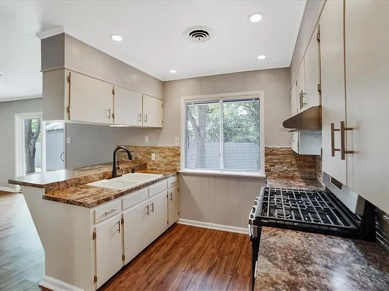 6902 Geneva Dr — Photo 7
