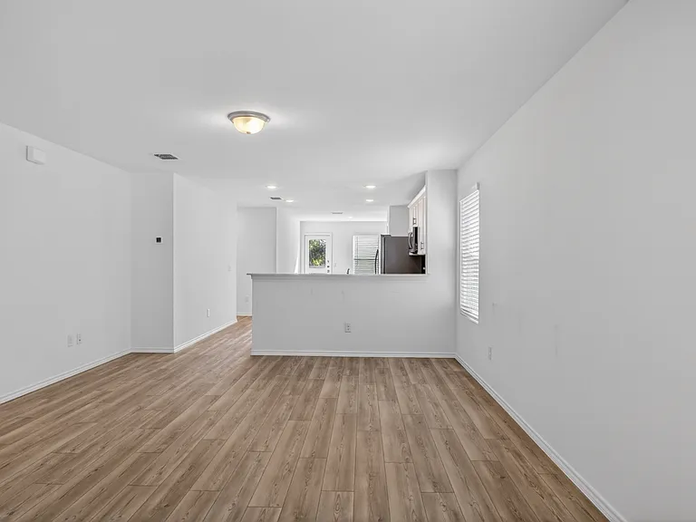 605 Grenada Lake Dr — Photo 7