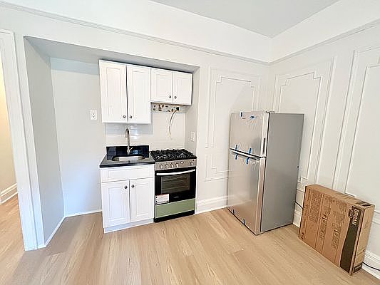 3rd image of 558 11th St APT 1A