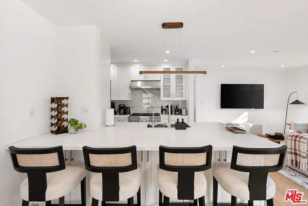 6 bed, 5.0 bath, 3489 sqft, $17,000 — Photo 4