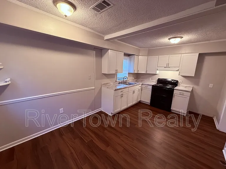 1454 Delano Ave — Photo 8