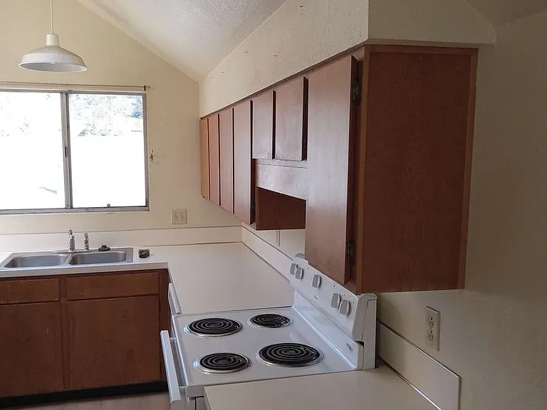437 NE Jackson St — Photo 7
