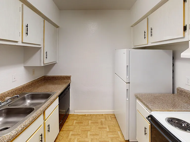 Creekwood Apartments — Photo 43