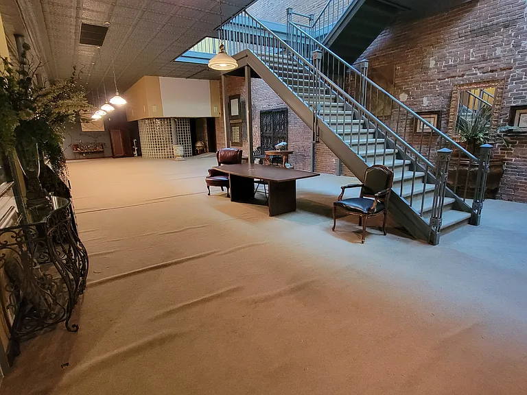517 S Main St — Photo 5