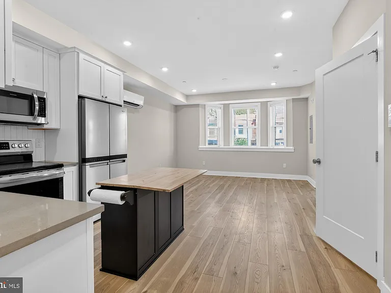 5230 Walnut St #2F — Photo 2