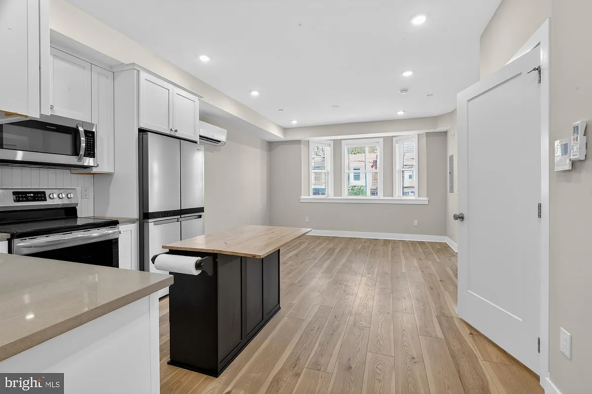 Building Photo - 5230 Walnut St #2F