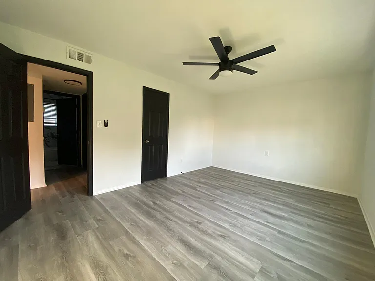 740 Mozley Dr SE #B2 — Photo 6