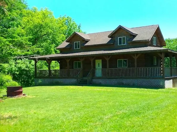 1815 Shamrock Ln, Waterville, IA 52170