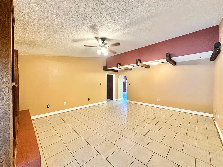 912 Laurie Ln — Photo 15