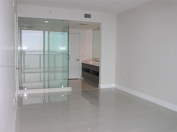 4th image of 460 NE 28th St APT 2705