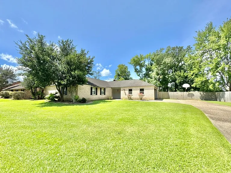 15826 New Market Dr — Photo 2