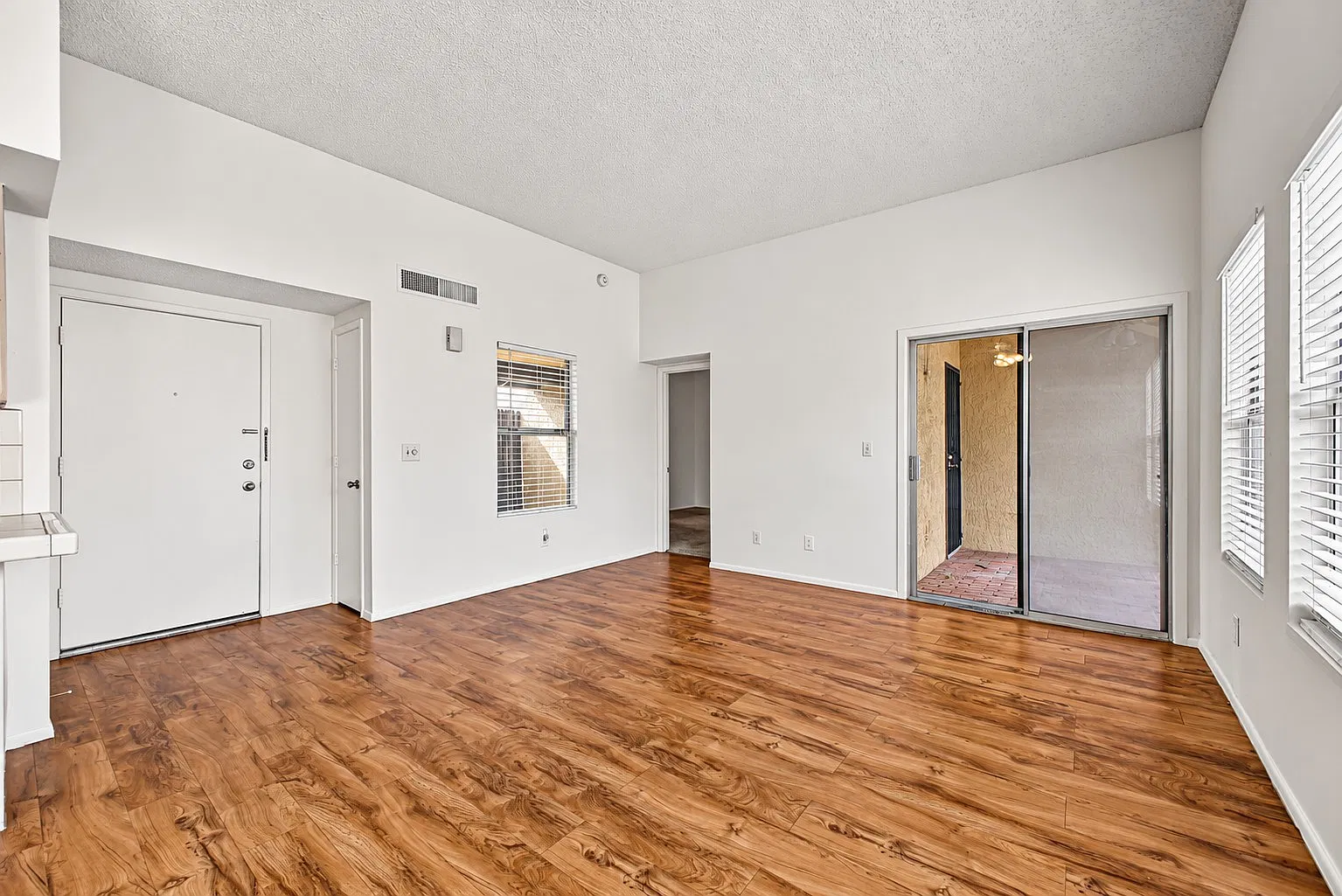 2 bed, 925 sqft, $1,450 — Photo 3