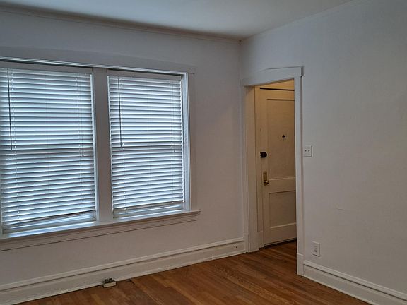 5th image of 1516 W Victoria St #1