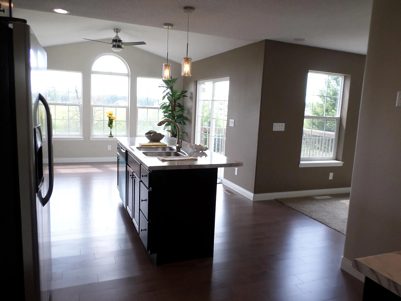 5 bed, 3.5 bath, 2358 sqft, $3,000 — Photo 2