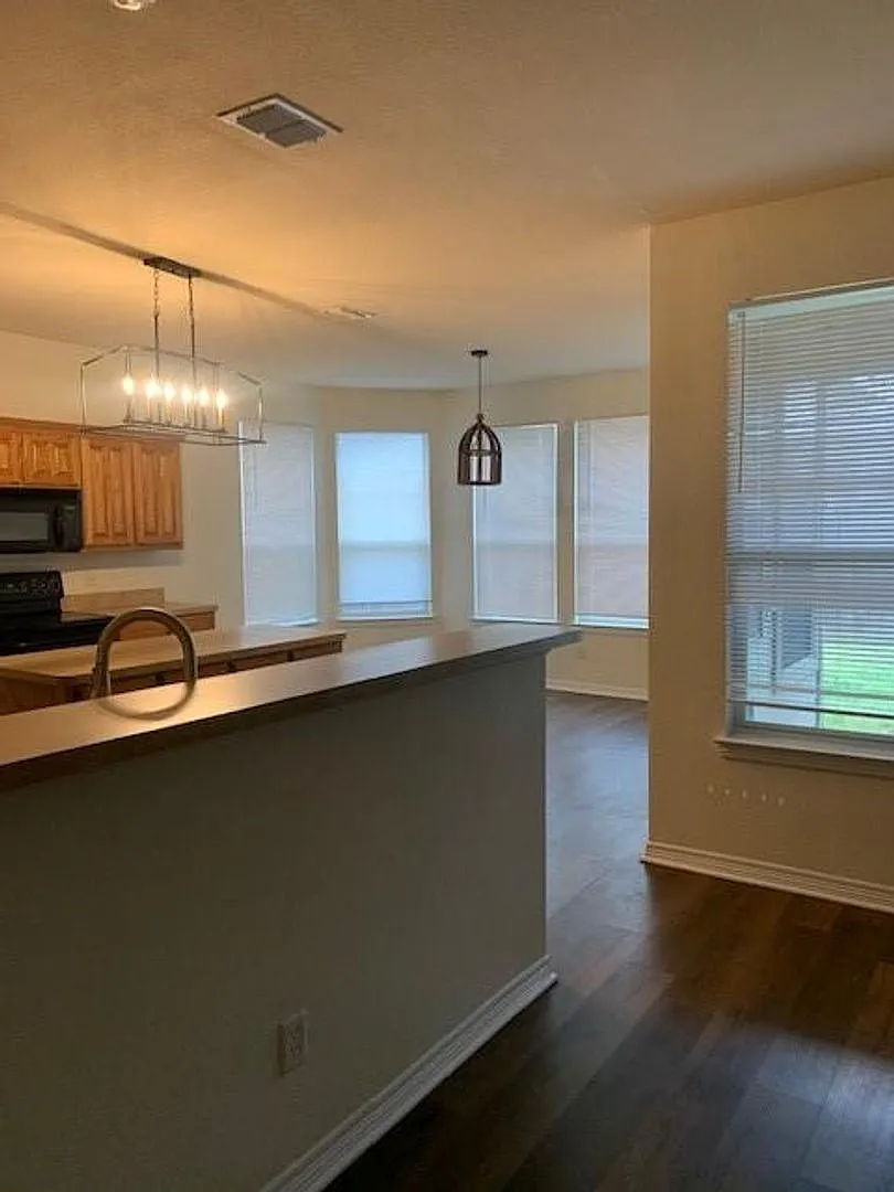 Coming Soon--Great 3 Bedroom 2 Bathroom Home In Prime Location — Photo 4