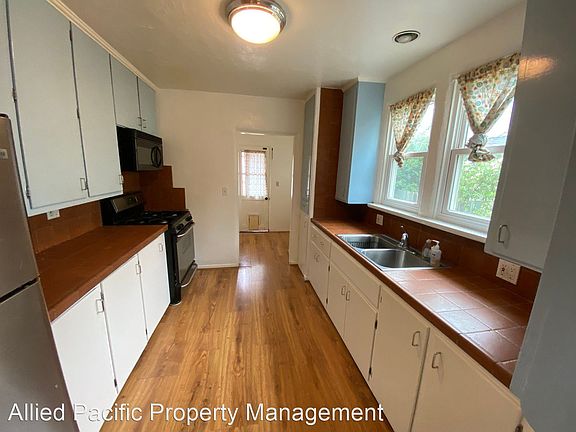 4th image of 706 S Buena Vista St