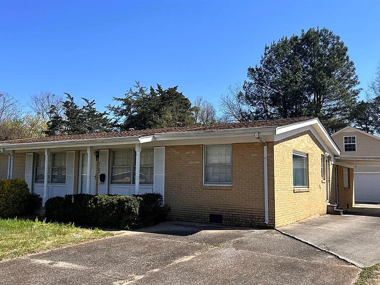 2106 Giles Dr NE — Photo 2