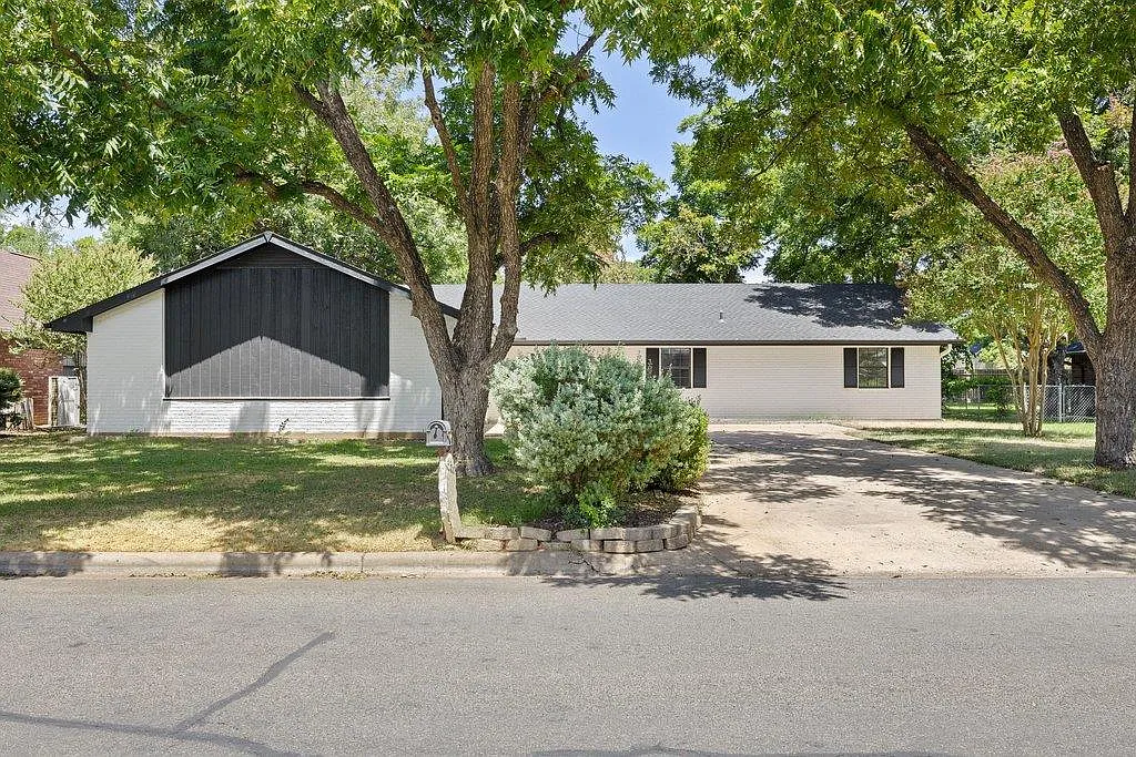 3 bed, 2.0 bath, 1695 sqft, $2,800 — Photo 1