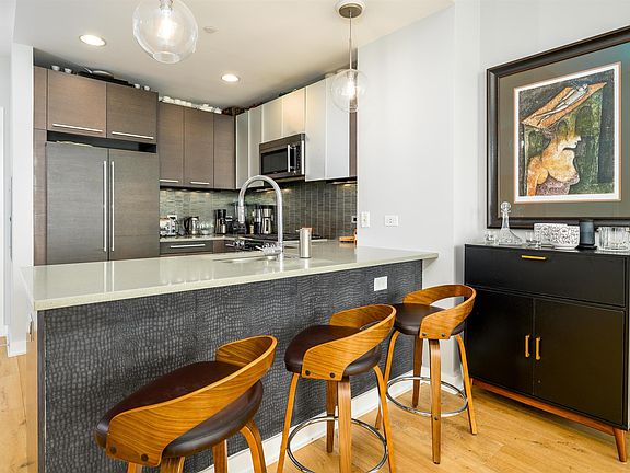 5th image of 2 2nd St APT 3903