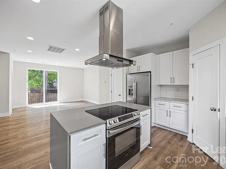 840 E 18th St #B — Photo 11